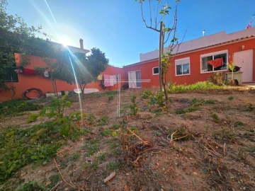 Moradia T4 para Venda em Charneca de Caparica e Sobreda