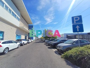 Loja para Arrendamento em Pontinha e Famões