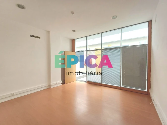 Loja para Arrendamento em Pontinha e Famões Foto 1