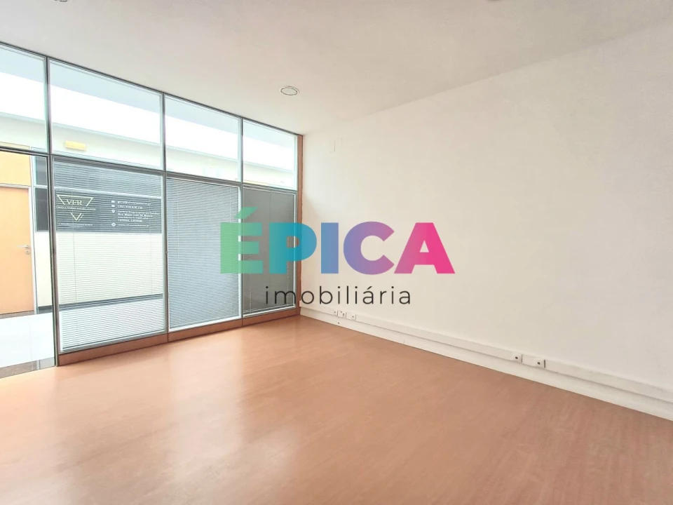 Loja para Arrendamento em Pontinha e Famões Foto 1