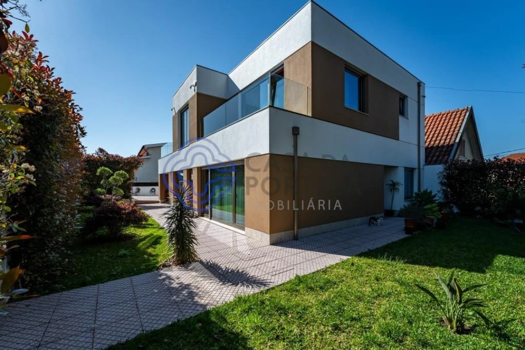 Moradia T4 para Venda em Retorta e Tougues Foto 1