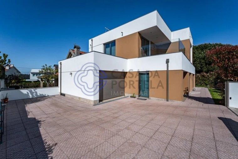 Moradia T4 para Venda em Retorta e Tougues Foto 3