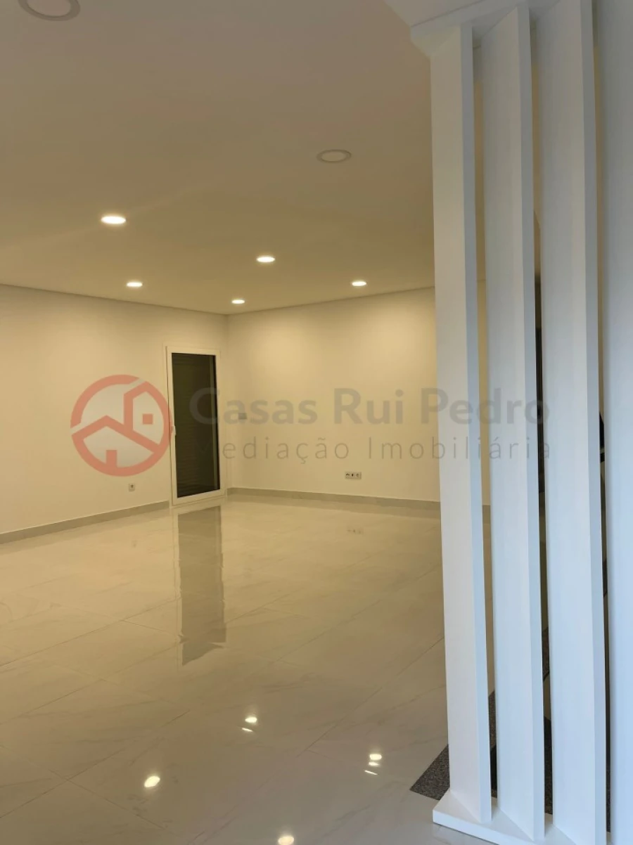 Moradia T3 para Venda em Corroios Foto 9