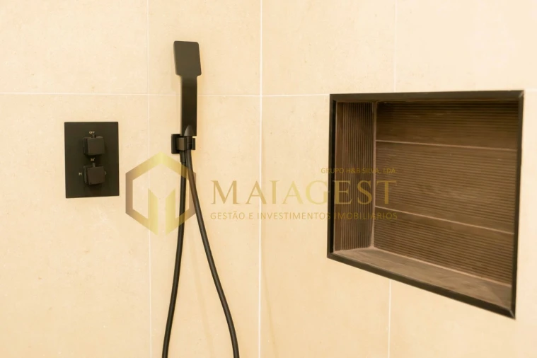 Apartamento T4 para Venda em Oliveira do Douro Foto 35