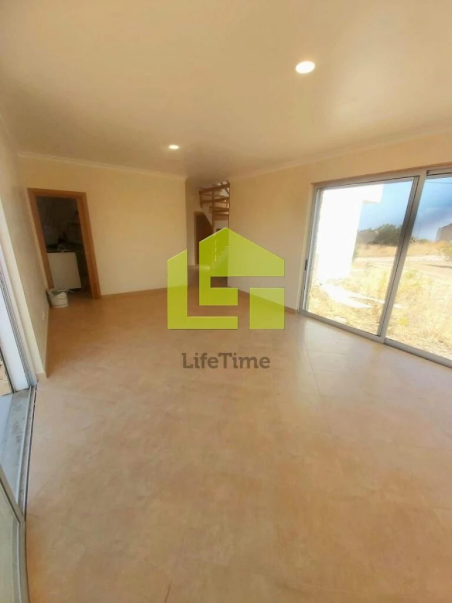 Moradia T3 para Venda em Santa Catarina da Fonte do Bispo Foto 1