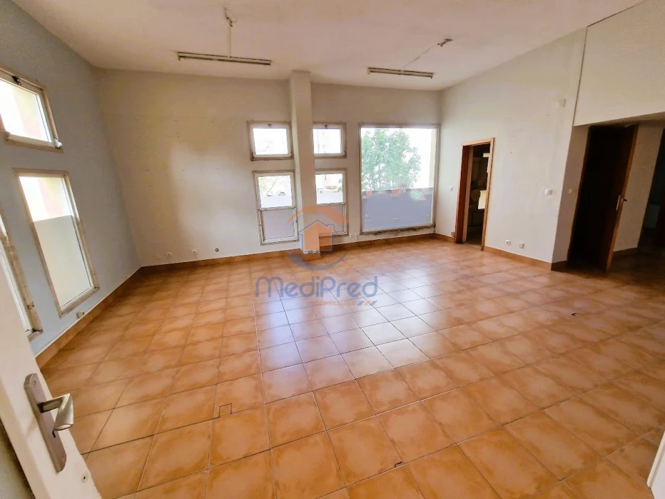 Loja para Venda em Santo António dos Cavaleiros e Frielas Foto 2