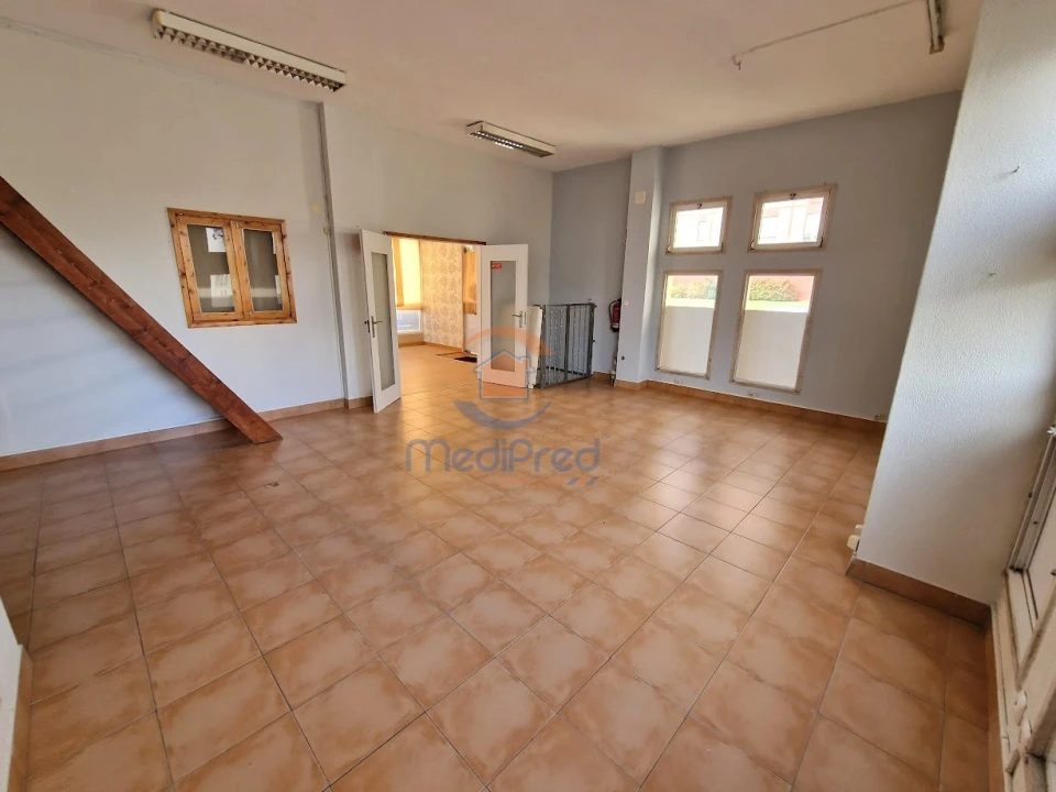 Loja para Venda em Santo António dos Cavaleiros e Frielas Foto 3