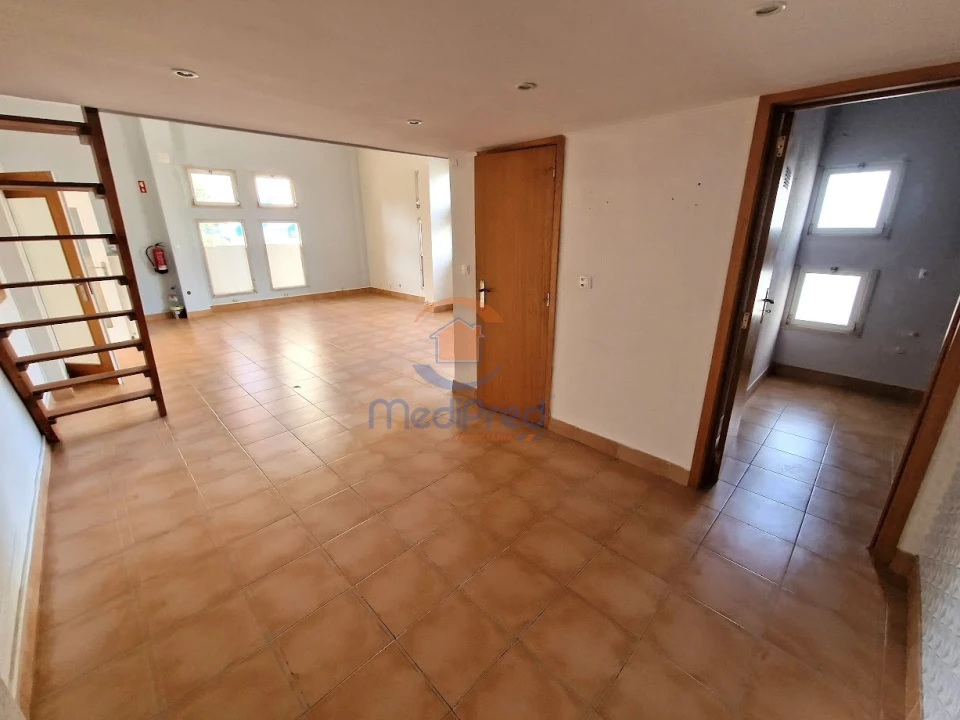 Loja para Venda em Santo António dos Cavaleiros e Frielas Foto 4