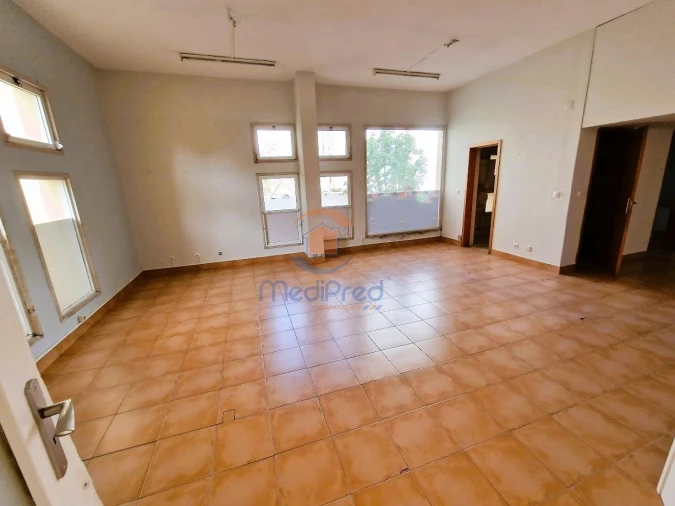 Loja para Venda em Santo António dos Cavaleiros e Frielas Foto 2