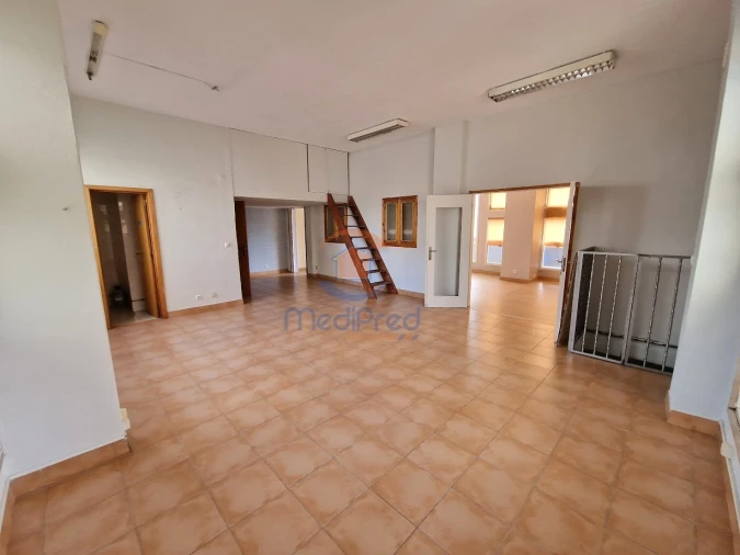 Loja para Venda em Santo António dos Cavaleiros e Frielas