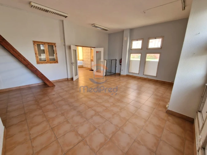 Loja para Venda em Santo António dos Cavaleiros e Frielas Foto 3