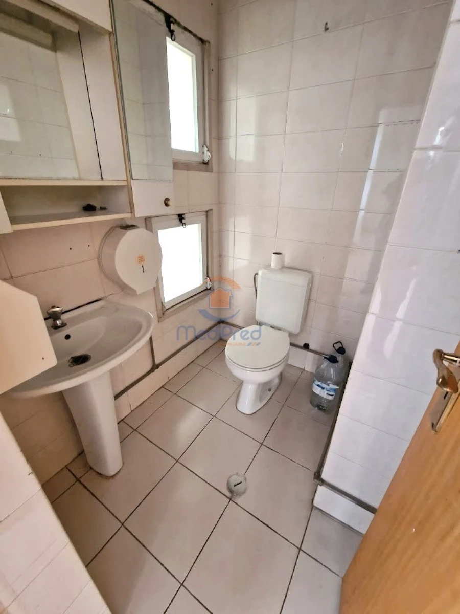 Loja para Venda em Santo António dos Cavaleiros e Frielas Foto 12