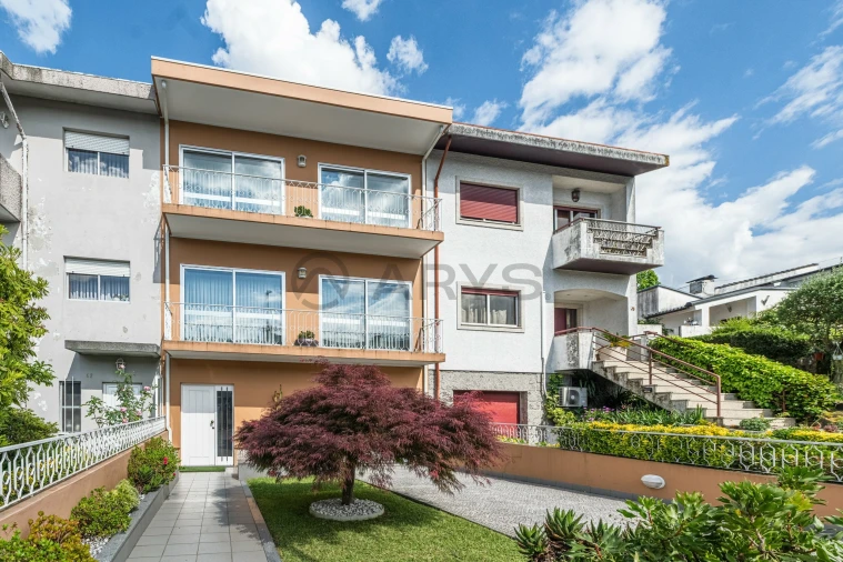 Moradia T4 para Venda em Creixomil Foto 1