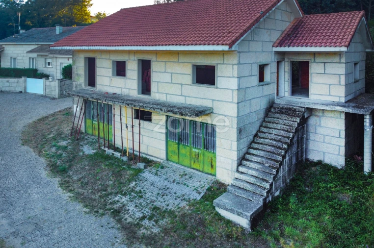 Moradia T4 para Venda em Sezelhe e Covelães