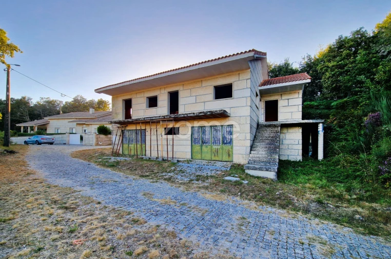 Moradia T4 para Venda em Sezelhe e Covelães Foto 1