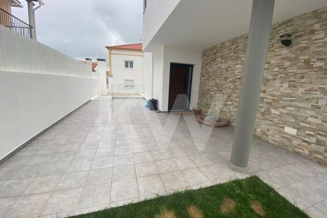 Moradia T3 para Venda em Carvoeira Foto 3