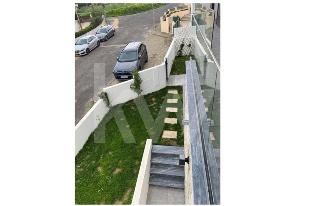 Moradia T3 para Venda em Carvoeira Foto 32