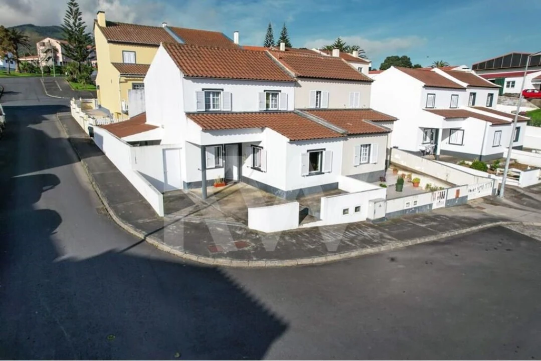 Moradia T3 para Venda em Nordeste Foto 3