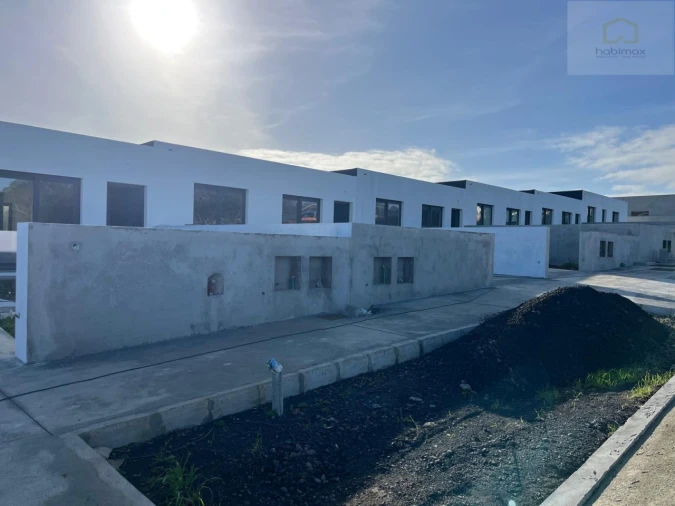 Moradia T3 para Venda em Pico da Pedra Foto 2