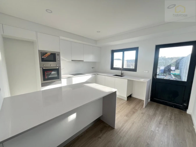 Moradia T2 para Venda em Pico da Pedra Foto 11