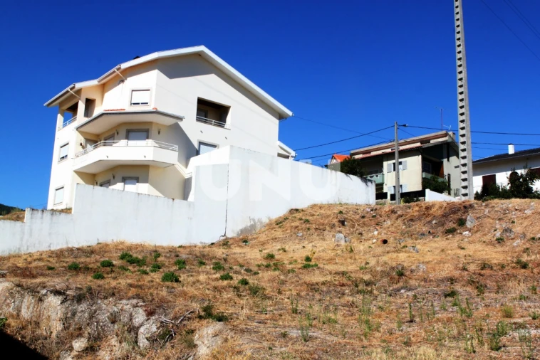 Terreno para Venda em Teixoso e Sarzedo Foto 1