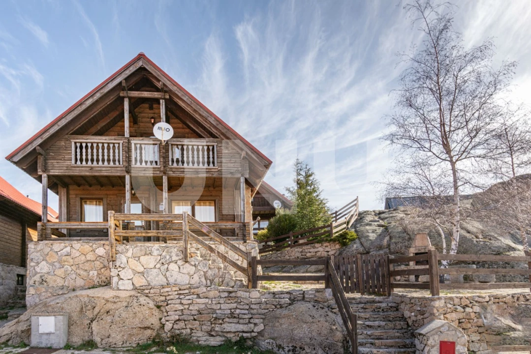 Moradia T5 para Venda em Cortes do Meio Foto 1