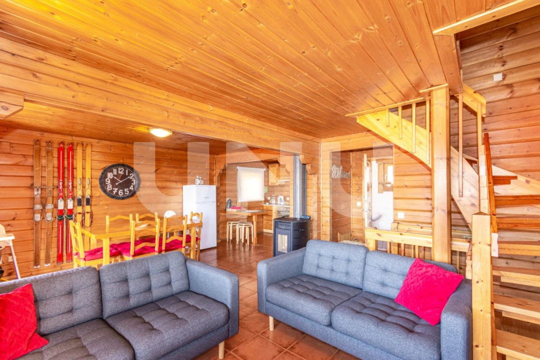 Moradia T5 para Venda em Cortes do Meio Foto 3