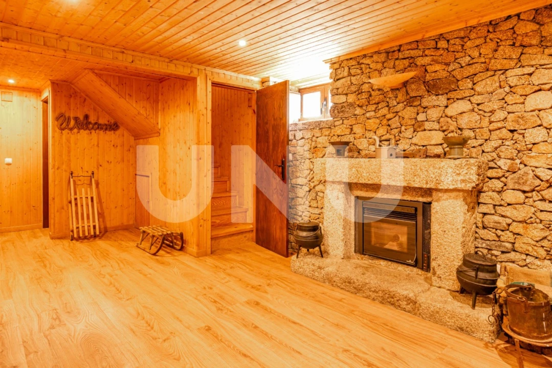 Moradia T5 para Venda em Cortes do Meio Foto 12