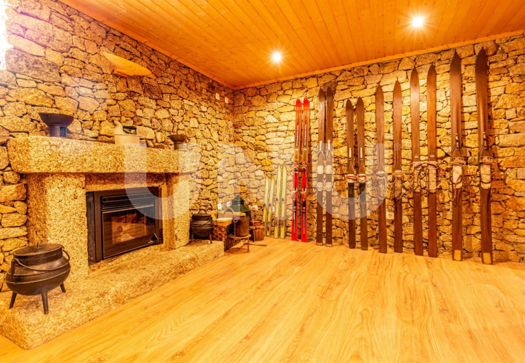 Moradia T5 para Venda em Cortes do Meio Foto 18