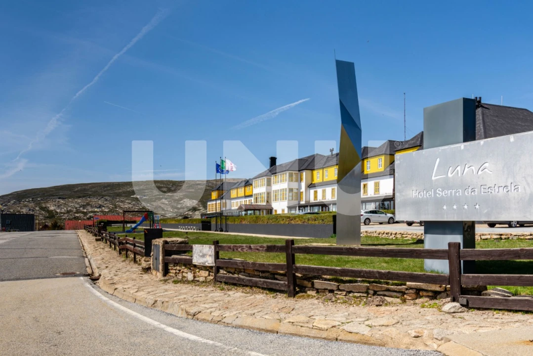 Moradia T5 para Venda em Cortes do Meio Foto 32