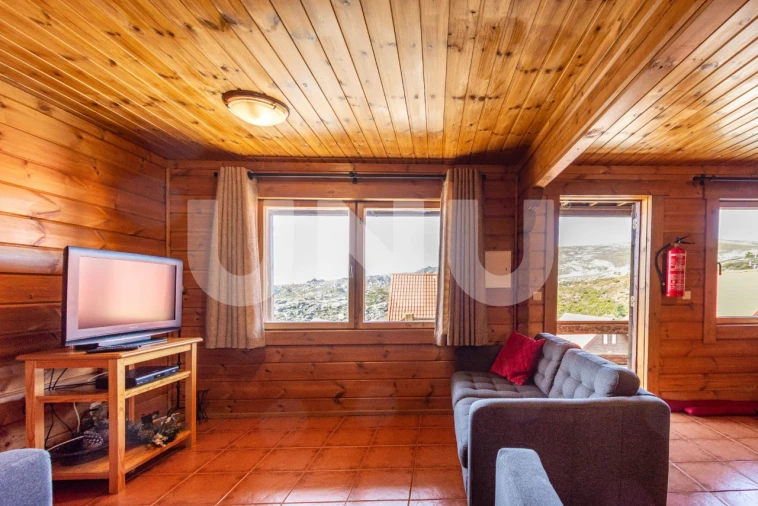 Moradia T5 para Venda em Cortes do Meio Foto 8