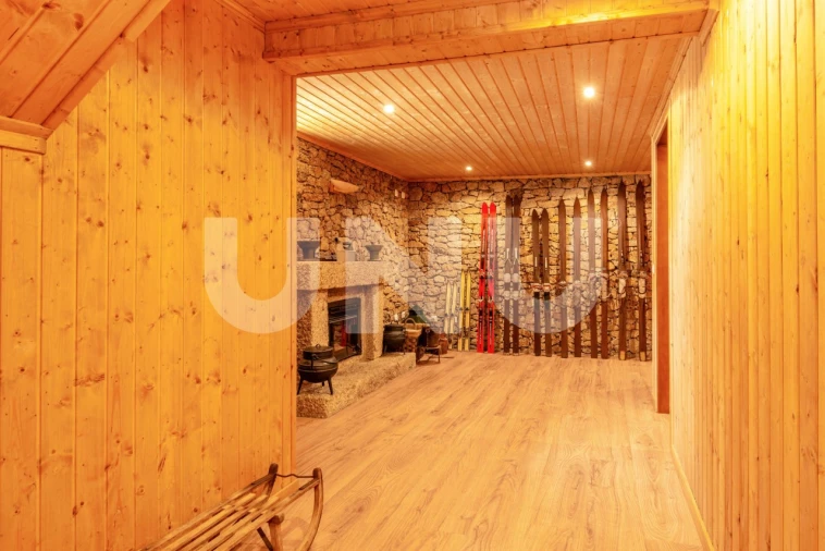 Moradia T5 para Venda em Cortes do Meio Foto 17