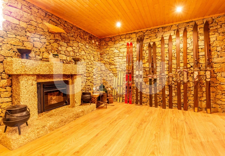 Moradia T5 para Venda em Cortes do Meio Foto 18