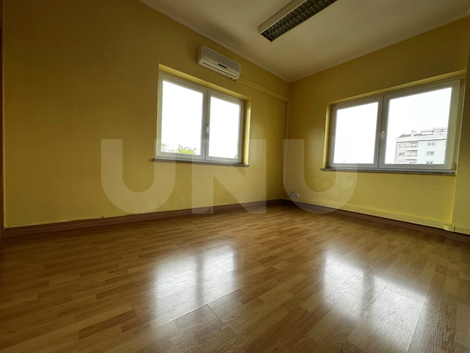 Escritório para Venda em Covilhã e Canhoso Foto 1