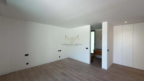 Moradia T6 para Venda em Charneca de Caparica e Sobreda