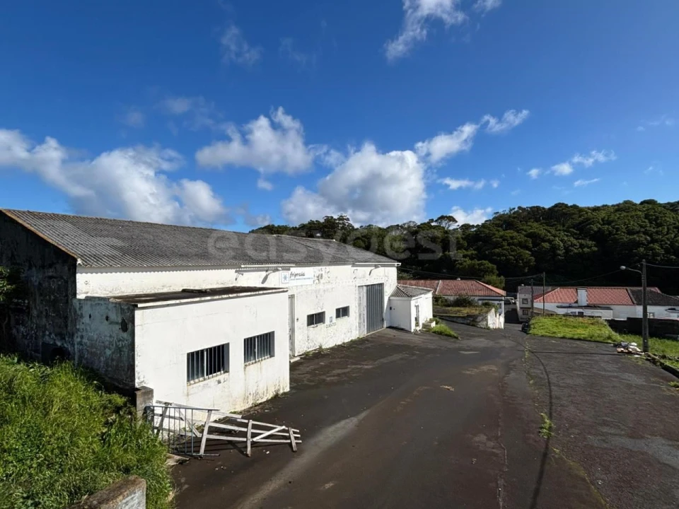 Armazém para Venda em Praia da Vitoria (Santa Cruz) Foto 3