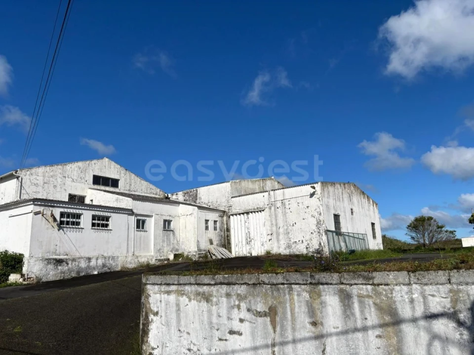 Armazém para Venda em Praia da Vitoria (Santa Cruz) Foto 4