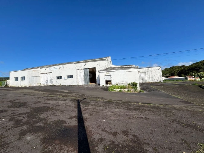 Armazém para Venda em Praia da Vitoria (Santa Cruz)