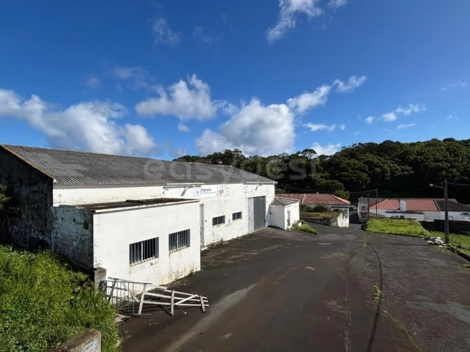 Armazém para Venda em Praia da Vitoria (Santa Cruz) Foto 3