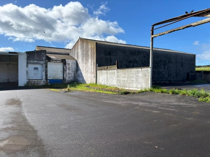 Armazém para Venda em Praia da Vitoria (Santa Cruz) Foto 8