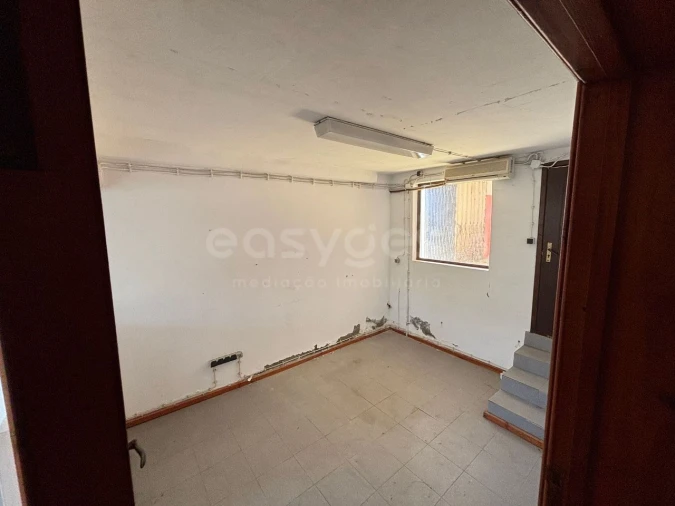 Armazém para Venda em Praia da Vitoria (Santa Cruz) Foto 14