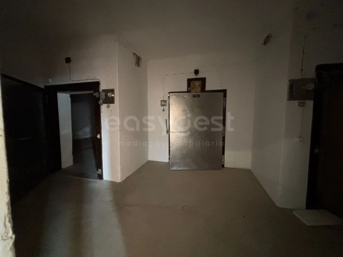 Armazém para Venda em Praia da Vitoria (Santa Cruz) Foto 24