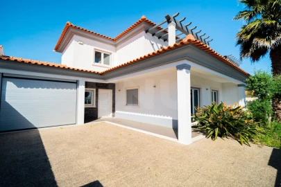 Moradia T4 para Venda em Santa Maria, São Pedro e Sobral da Lagoa