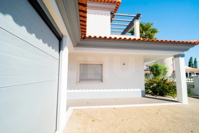 Moradia T4 para Venda em Santa Maria, São Pedro e Sobral da Lagoa