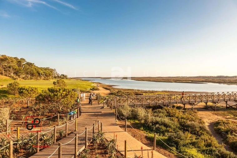 Moradia T24 para Venda em Almancil Foto 9