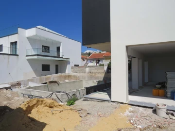 Moradia T4 para Venda em Pontinha e Famões