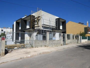 Moradia T4 para Venda em Pontinha e Famões