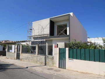 Moradia T4 para Venda em Pontinha e Famões