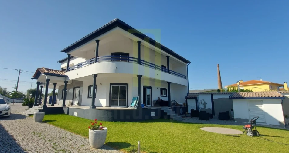 Moradia T5 para Venda em Ervedal e Vila Franca da Beira Foto 1