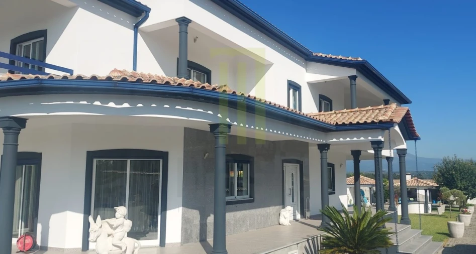 Moradia T5 para Venda em Ervedal e Vila Franca da Beira Foto 4